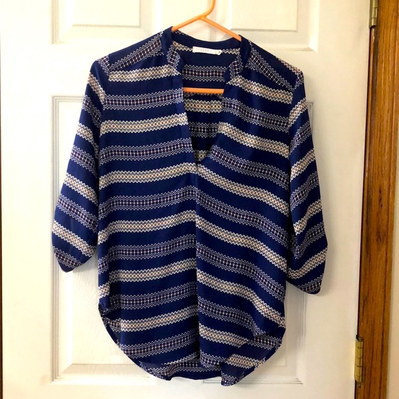 Von Maur brand Lush dress shirt size small. 3/4 length sleeve with button detail - Picture 1 of 3